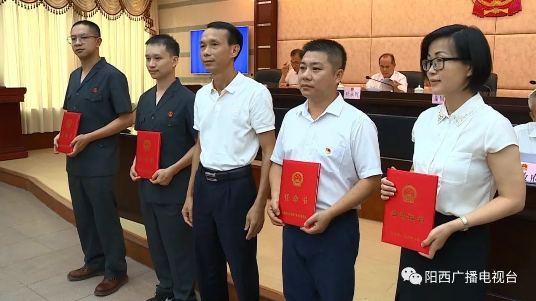 县八届人大常委会第二十七次会议召开