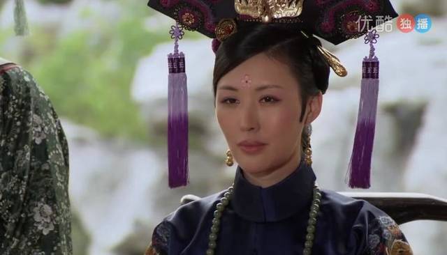 在《甄嬛传》中,敦亲王的嫡福晋的每回出场都叫人
