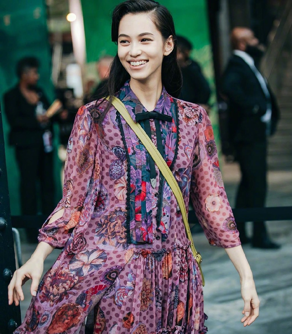 水原希子现身时装周身着一袭碎花裙美呆宛如灵动的可爱精灵