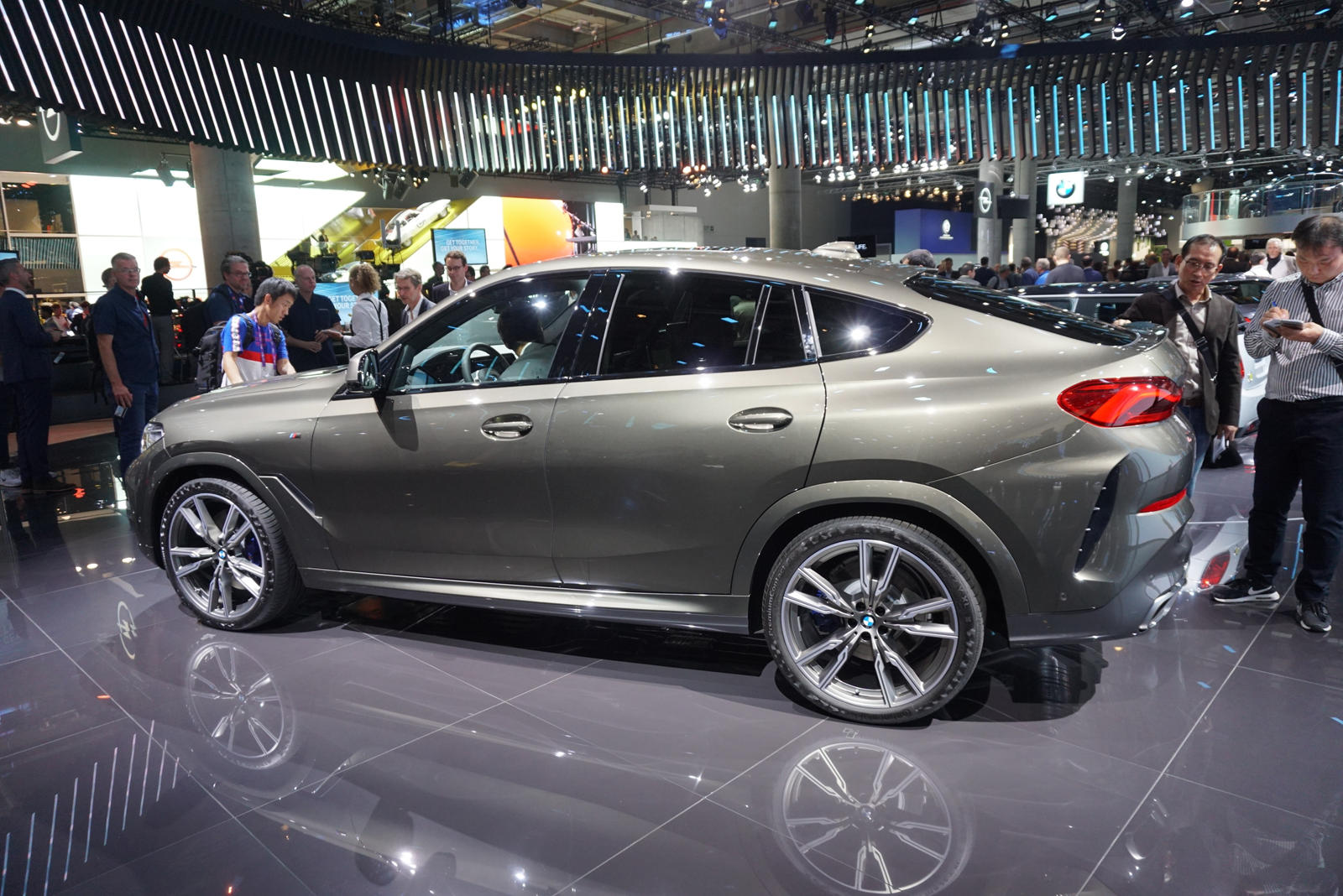 2020款宝马x6亮相法兰克福车展,双肾格栅变大,海外起价46万元