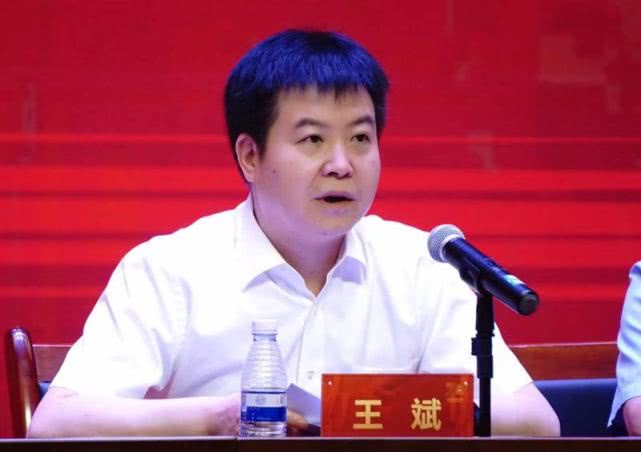 等5名校(园)长,常艳红等13名教学能手,马杰等39名先进个人进行了表彰