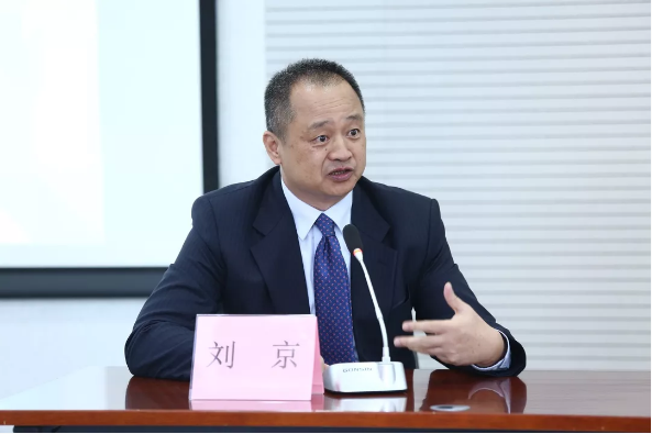 北京安杰律师事务所合伙人董箫律师进一步比较了国际仲裁和国内仲裁中