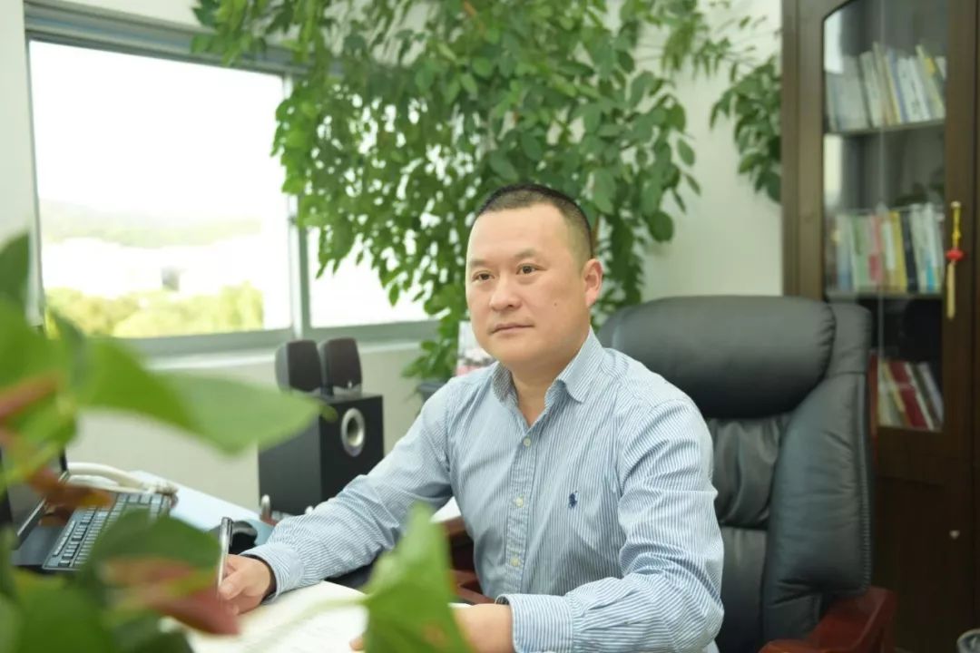 谢炳冲,瑞安市职业中等专业教育集团学校校长,曾获温州市首届"瓯越情"