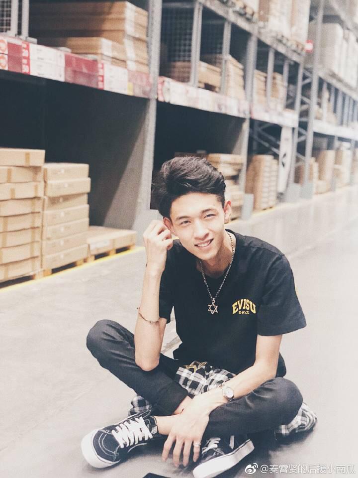 他"睡遍"整个德云社,每月工资"700",却开着跑车上班_秦霄贤