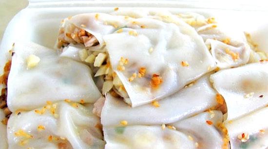 登塘镇的粿条卷在潮汕地区是很有名的,现蒸的薄糯粿皮包裹着虾仁,竹笋