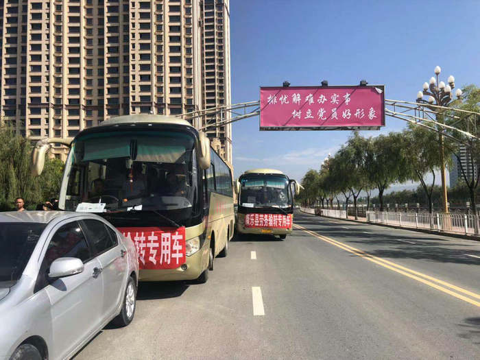 相关企业人事主管接站,我县务工人员分别到百路达