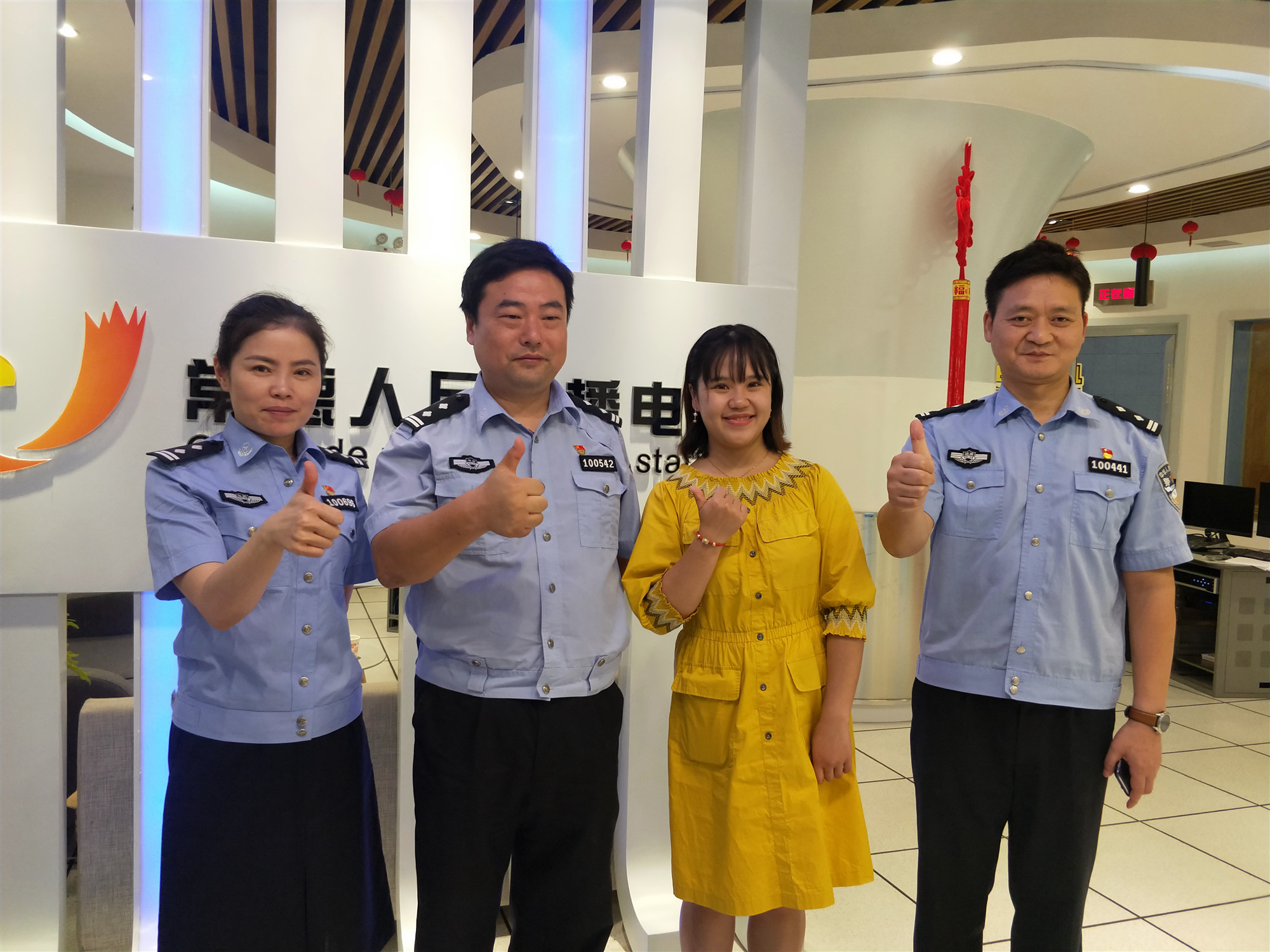 常德交警柳叶湖大队民警走进电台直播间与听众零距离互动