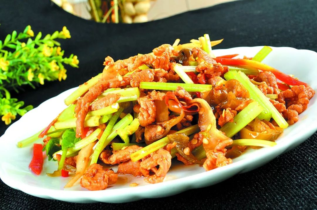 可以控制和弥补爆炒肉时水分损失炒肉丝,肉块加少许水翻炒炒肉丝加水