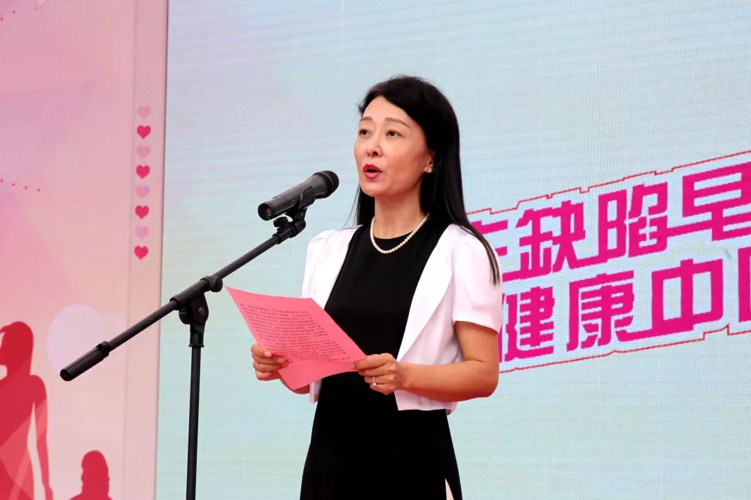 四川省卫健委巡视员郭以雄,锦江区人民政府副区长文华参加活动并讲话.