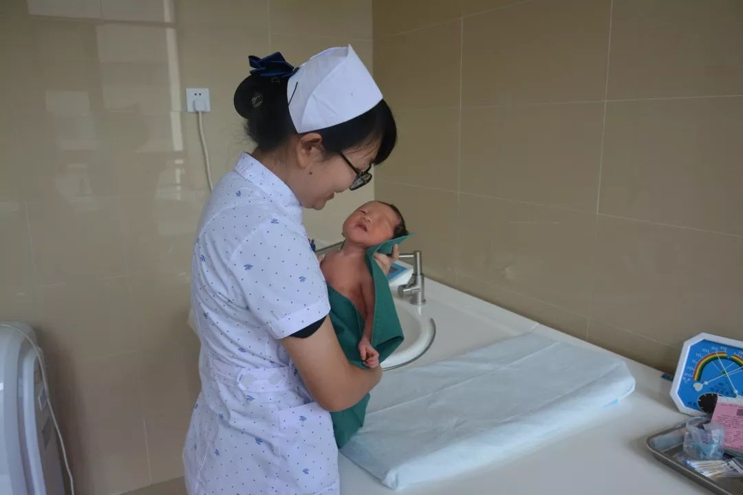 自入夏以来,炎炎夏日,酷暑难耐,很多人将游泳纳入消暑休闲,强生健体的