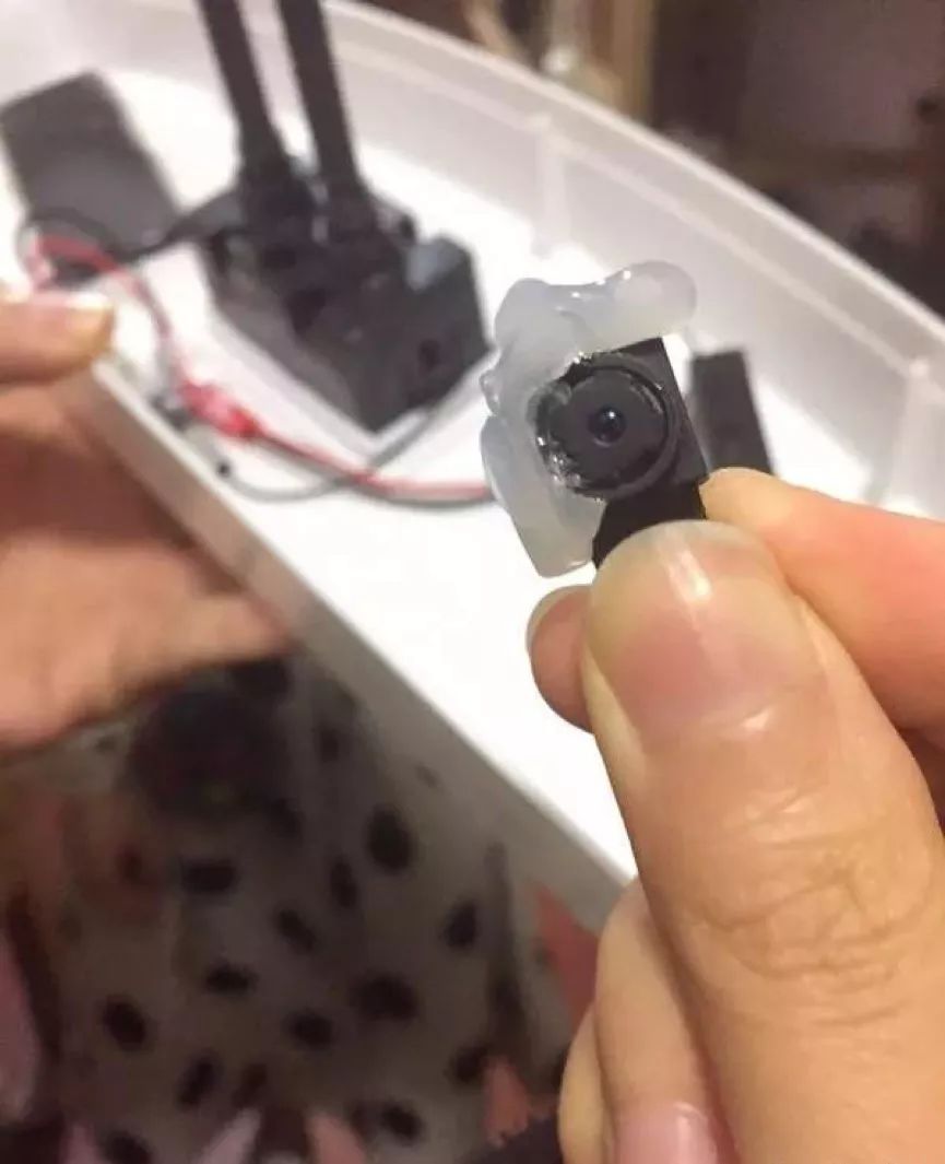 警方到达现场后,在四个便池内均发现了针孔摄像头