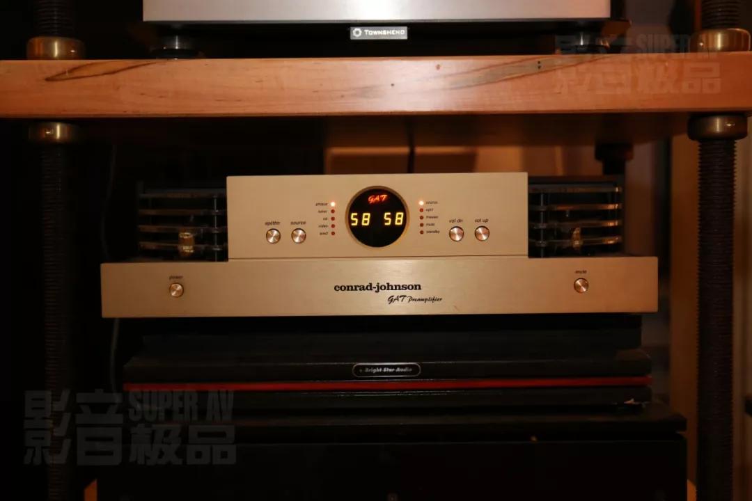 驱动的胆机为美国conrad-johnson gat前级和art后级,讯源方面则为