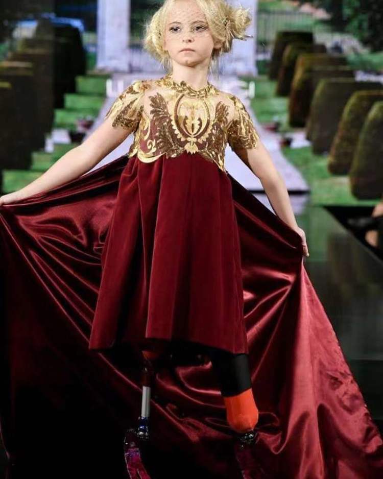 这位小姑娘名叫黛西·梅·德米特,来自英国伯明翰,年仅9岁的她将成为