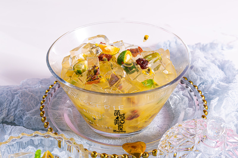 一碗晶莹剔透的冰粉,爽滑可口,搭配上面的水果粒和话梅,吃起来酸酸