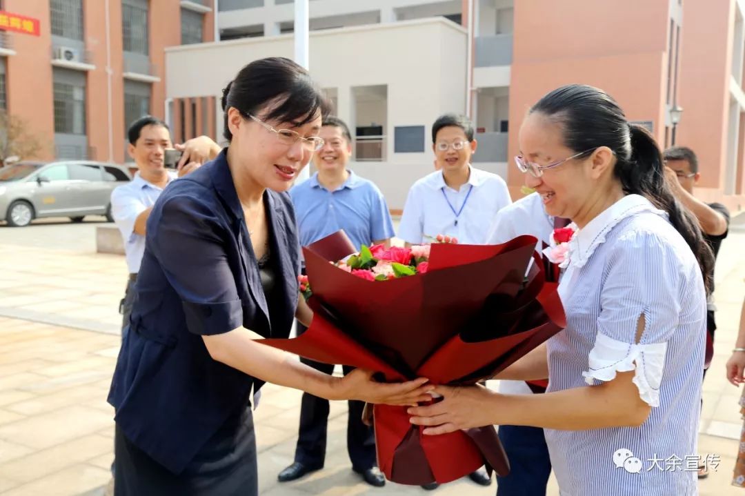 曹爱珍廖永平走访慰问一线教师向全县广大教育者致以节日问候