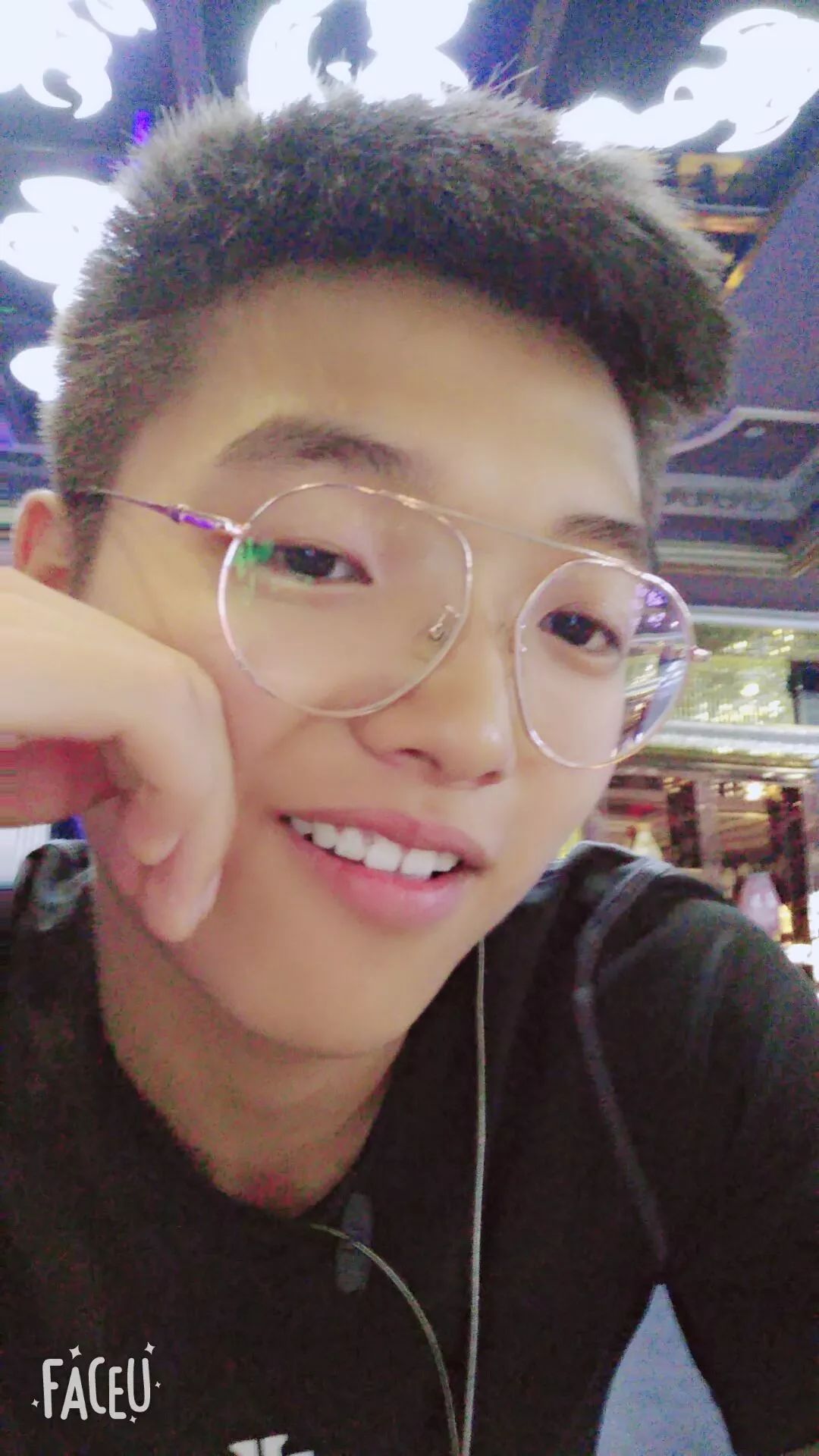 电信学弟 吴敬宇寄语:希望我能和所有人玩到一块,大家也都能一起好好