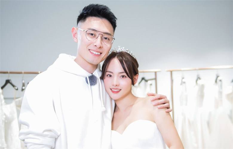 结婚四年生两娃却不办婚礼不叫婆婆,张嘉倪买