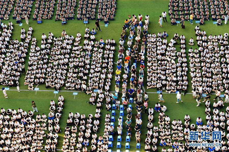 厦门六中师生在学校操场举行2019年秋季开学典礼(9月1日摄.