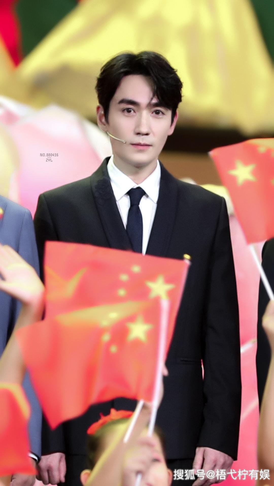 颁奖礼内场,朱一龙面庞正气泯然,在五星红旗的映衬下格外帅气!