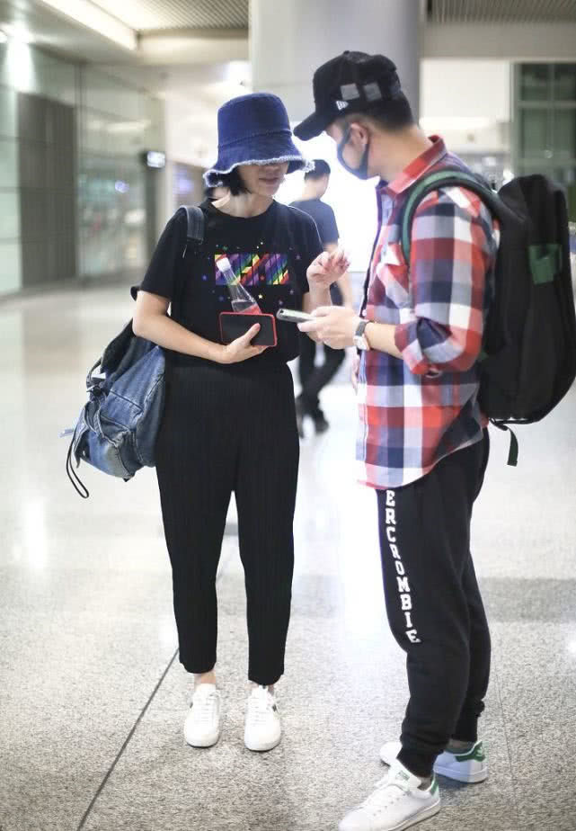 沙溢带胡可到机场,穿格子衬衫搭运动裤显年轻,胡可也挺时髦!