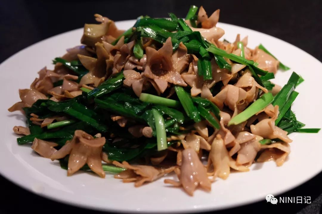 云南素有食花的习俗,譬如玫瑰,茉莉,瓜花,芭蕉花,石榴花……加之"石榴