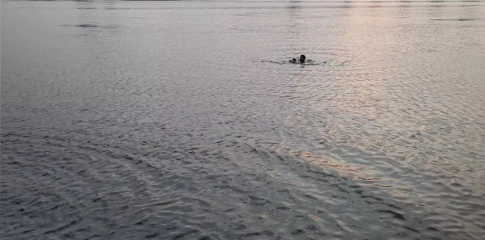 淅川这男孩落水一夜漂浮河面安然无恙竟然是