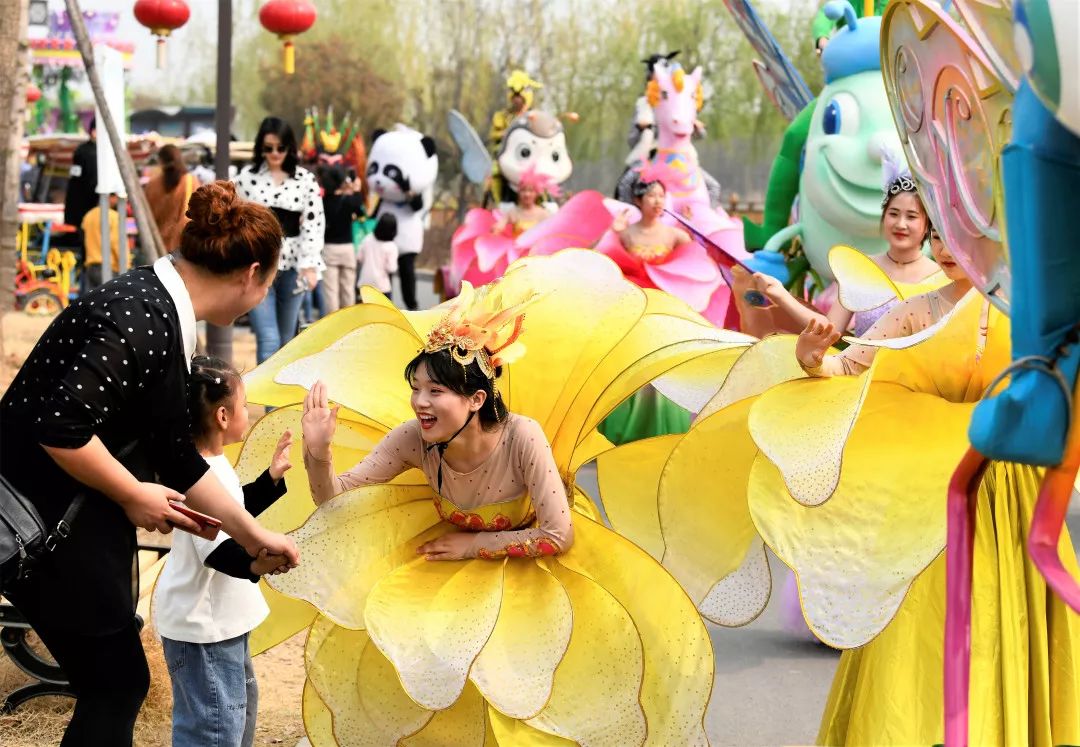 将上演"天颐三品"身穿汉服的女子衣袂飘飘宛若下凡的仙子一楼,言花歌