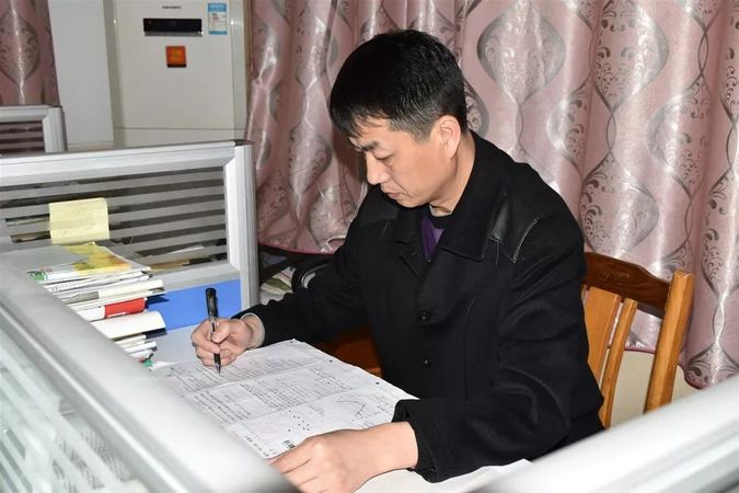 静心做事潜心育人记永兴县一中校长胡兆文