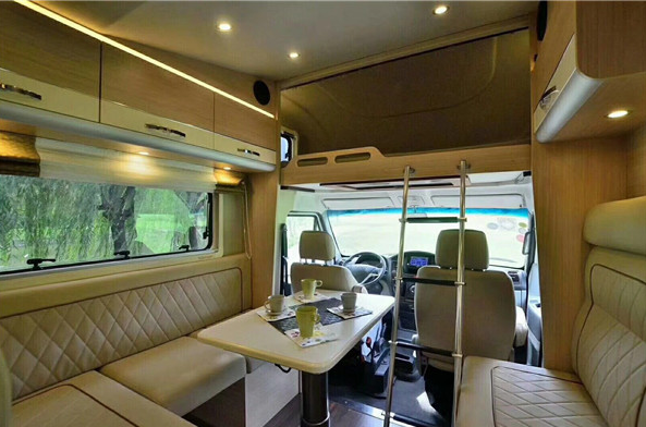 7座依维柯改装房车合正更为您的开阔视野供给便利
