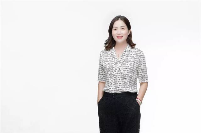 陪伴钱 群执着呼唤 点亮青春钱 敏精心呵护 静待花开凌梅芳细致入微