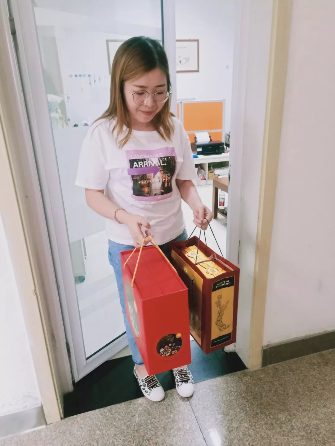 浓浓中秋情61月圆满人间厦门金旅瑞泰汽贸金秋拜访客户进行中