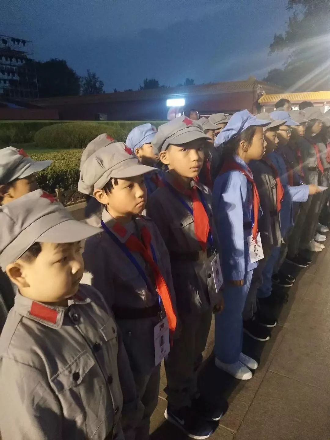 揭阳红军小战士奔赴首都北京参加全国红军小学优秀师生天安门广场升旗