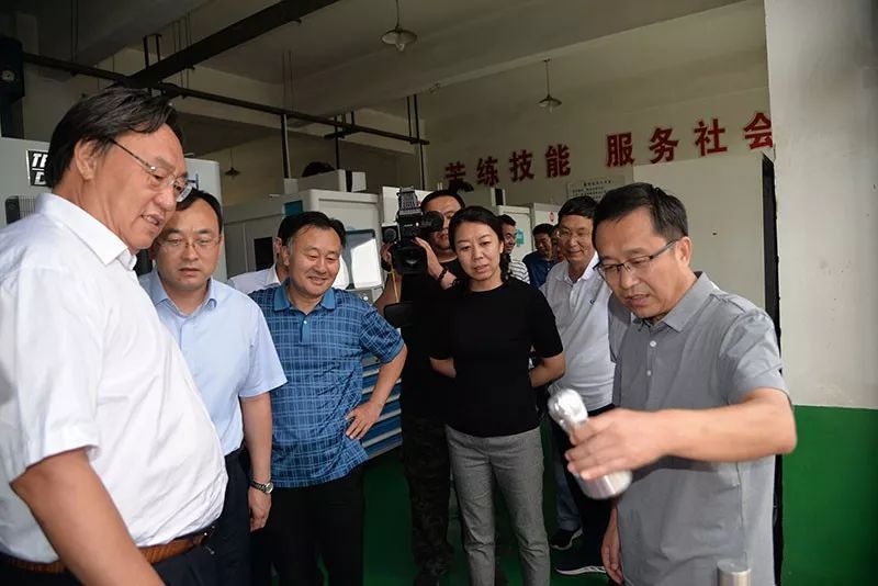 【慰问】县领导朱群德,黄晓静一行赴职教中心进行慰问_怀来县