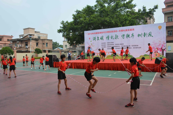 (七星小学表演花式跳绳.