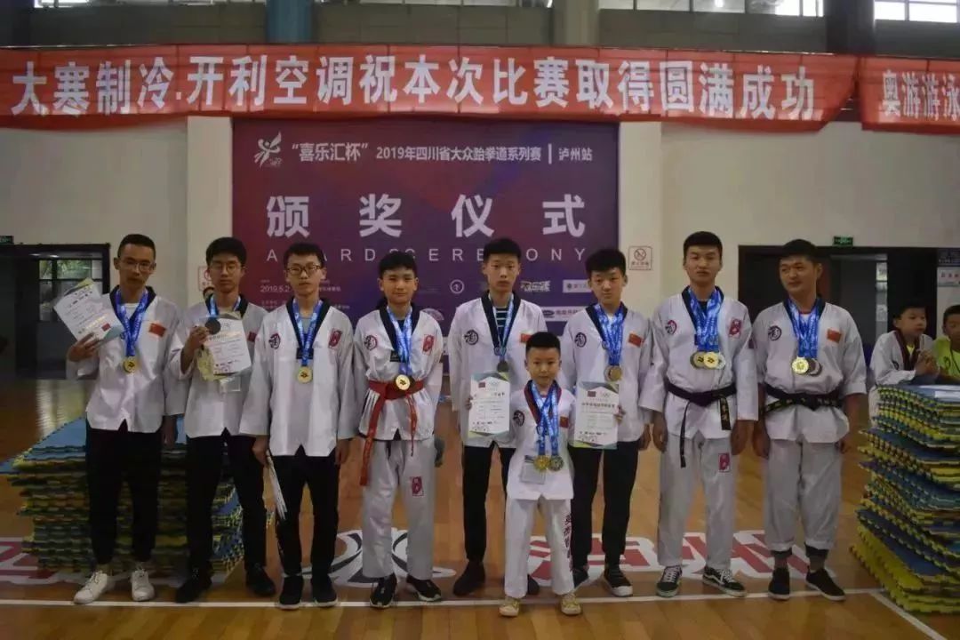 龙拳小子林秋楠为我们英杰学员打劲加油!