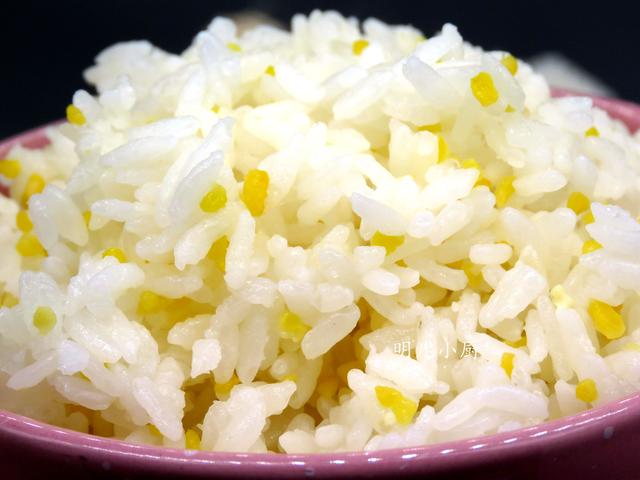 我最近得到一款宝贝"臻米脱糖电饭煲",就和以前的做法一样,过滤米汤的