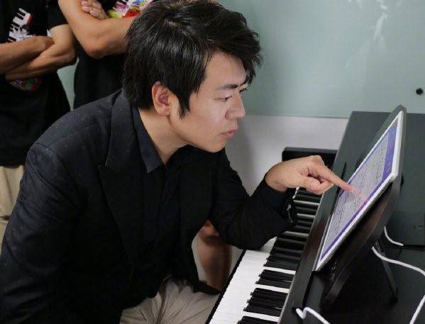 郎朗承认双手买巨险,每五小时就要检查一次,称拒绝老婆溺爱自己