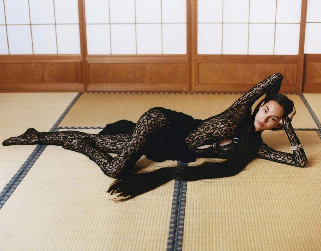 日本名模水原希子大片被批污染日本文化下半身只穿内裤m开脚