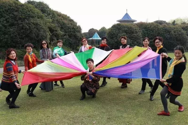 "中国大妈"旅游拍照标准动作集萃!保证炫翻天!