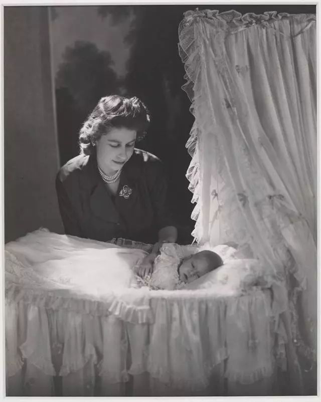 比顿我给英国女王拍照张小玉