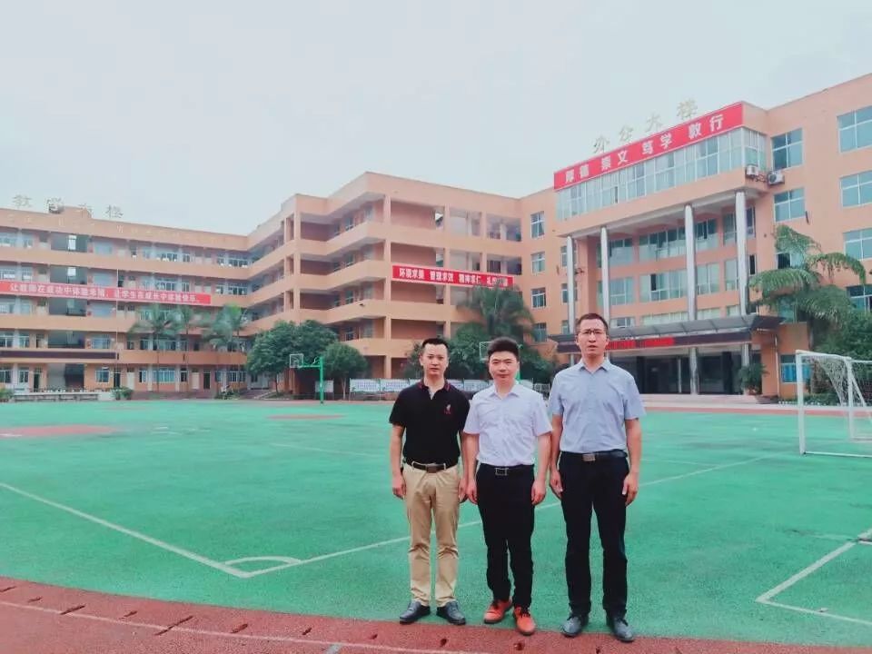 看一看你读过书的学校现在谁是校长