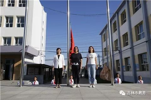吉化九小教师签下师德承诺书用实际行动庆祝第35个教师节