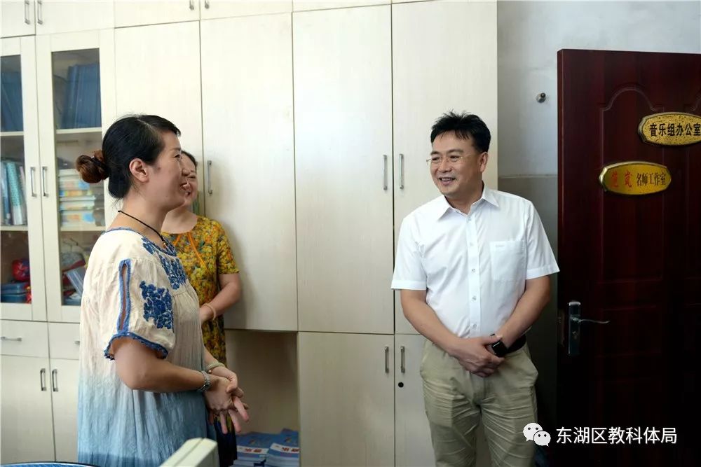 区长高辉红教师节看望慰问教师