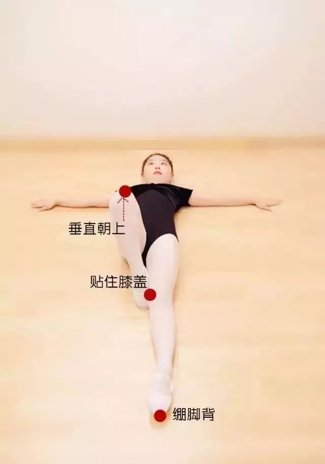 幼儿学习舞蹈仰卧吸伸腿你做对了吗