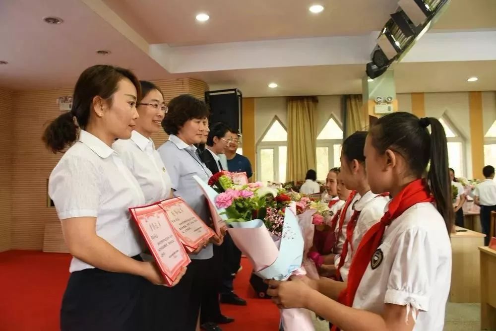 准东教育中心召开庆祝第三十五个教师节表彰大会