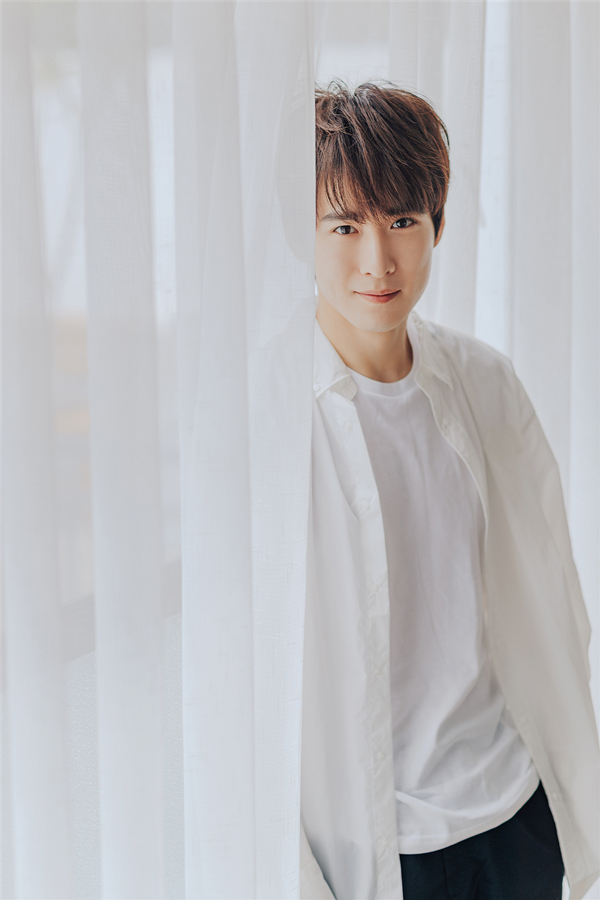 吴昊泽慵懒写真曝光干净清爽化身白衣少年