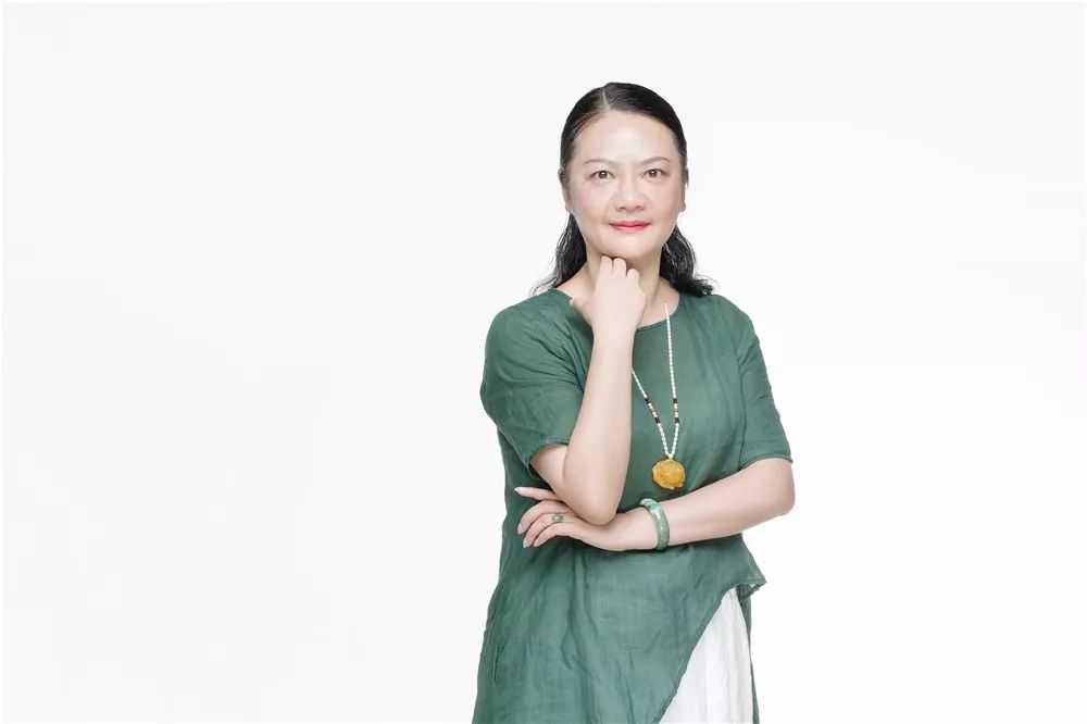 陪伴钱 群执着呼唤 点亮青春钱 敏精心呵护 静待花开凌梅芳细致入微