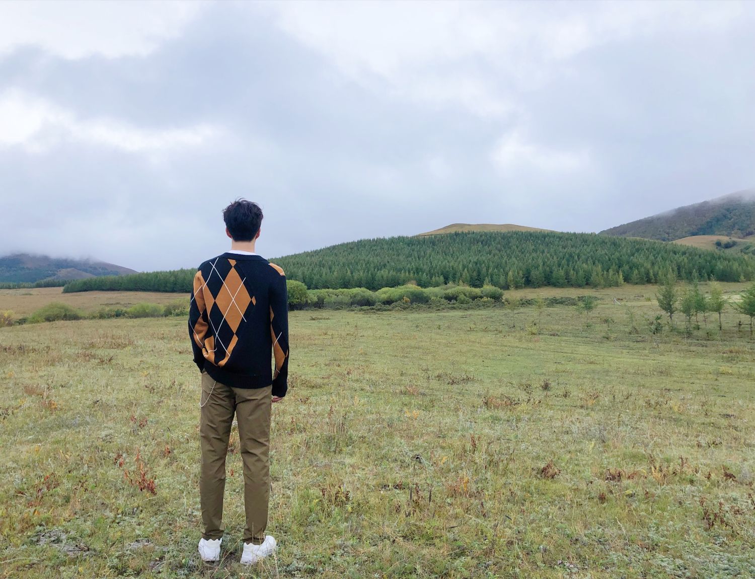 范丞丞草原幕后花絮图大放送 只有背影也令人心动