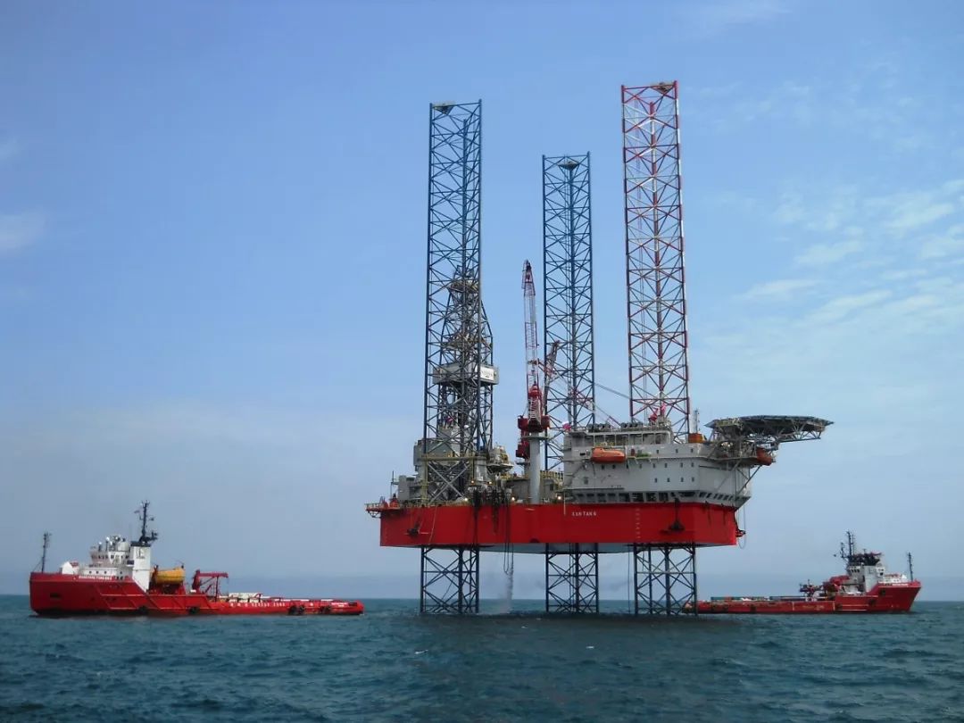 碧海蓝天间有一群人唱着歌为祖国加油