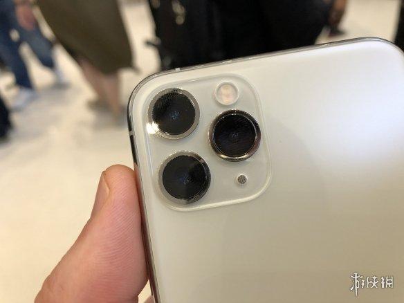 還有其它遊戲中也有類似的設計,大家看到iphone 11 pro的攝像頭聯想